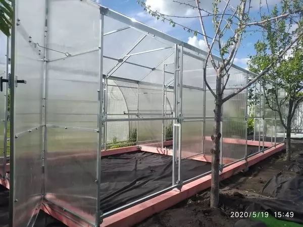 Перегородка для прямостенных теплиц с двухскатной крышей