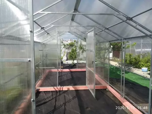 Перегородка для прямостенных теплиц с двухскатной крышей